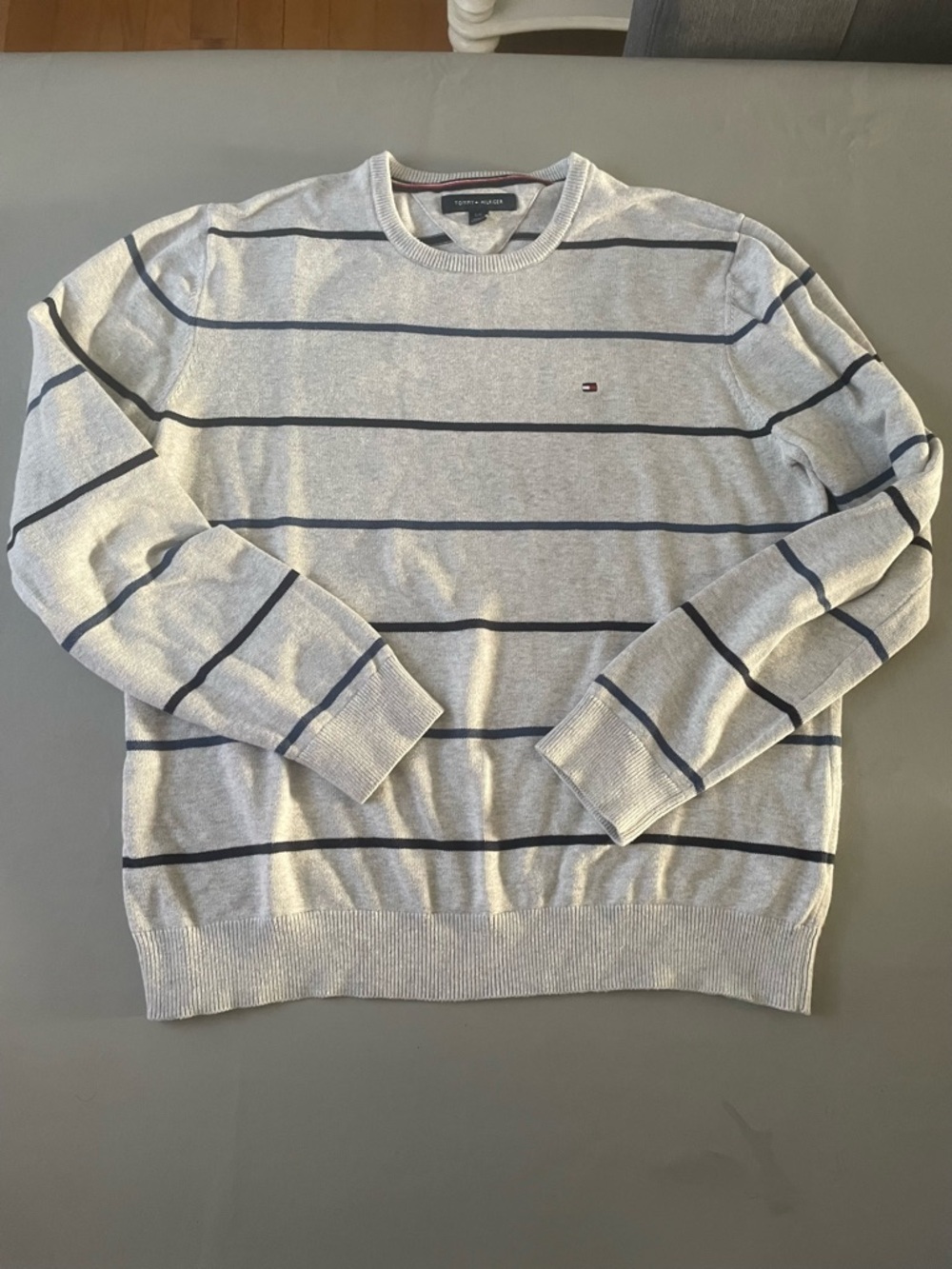 Tommy Hilfiger Men’s Light Gray Striped Crewneck Sweater Size Large